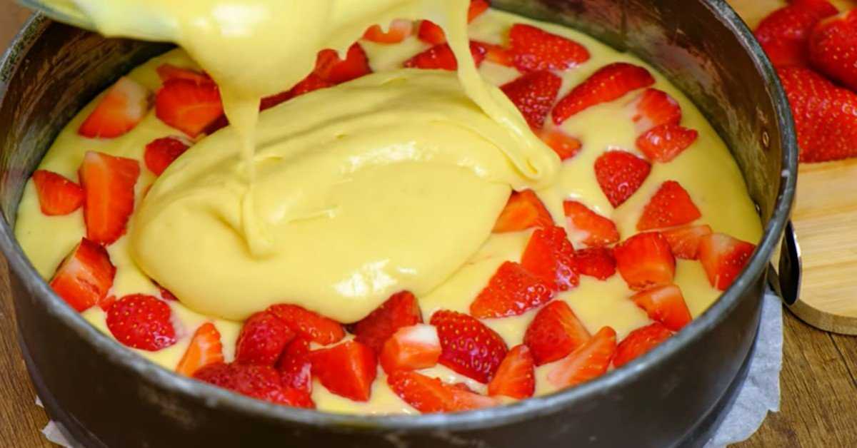 Шарлотка с замороженной клубникой - рецепт пошаговый с фото