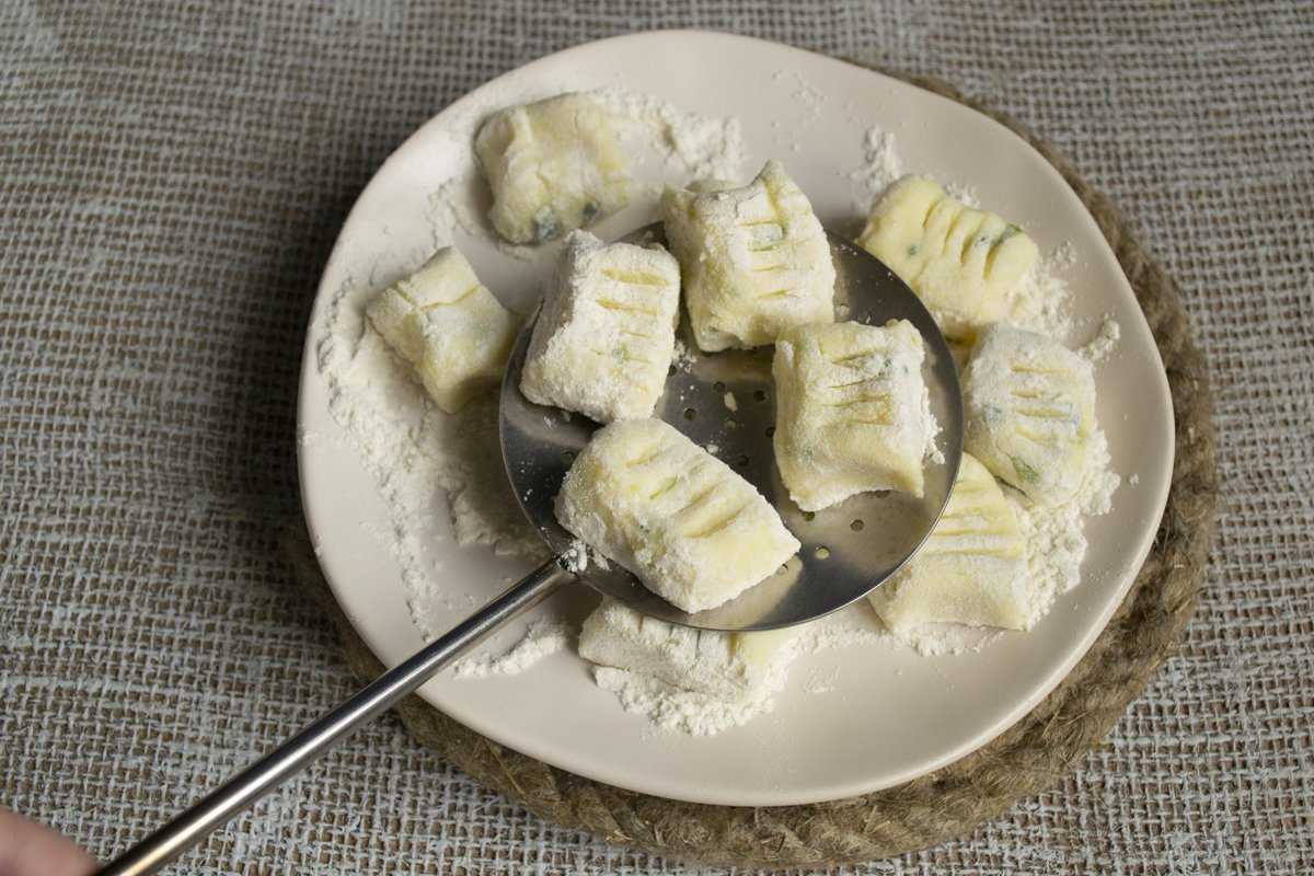 Вареники с картошкой - как вкусно готовить в домашних условиях и правильно лепить