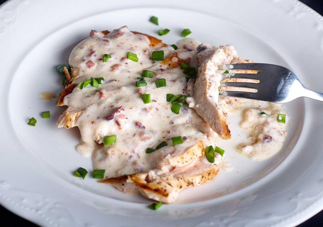 Сочная куриная грудка в духовке: 8 самых вкусных рецептов