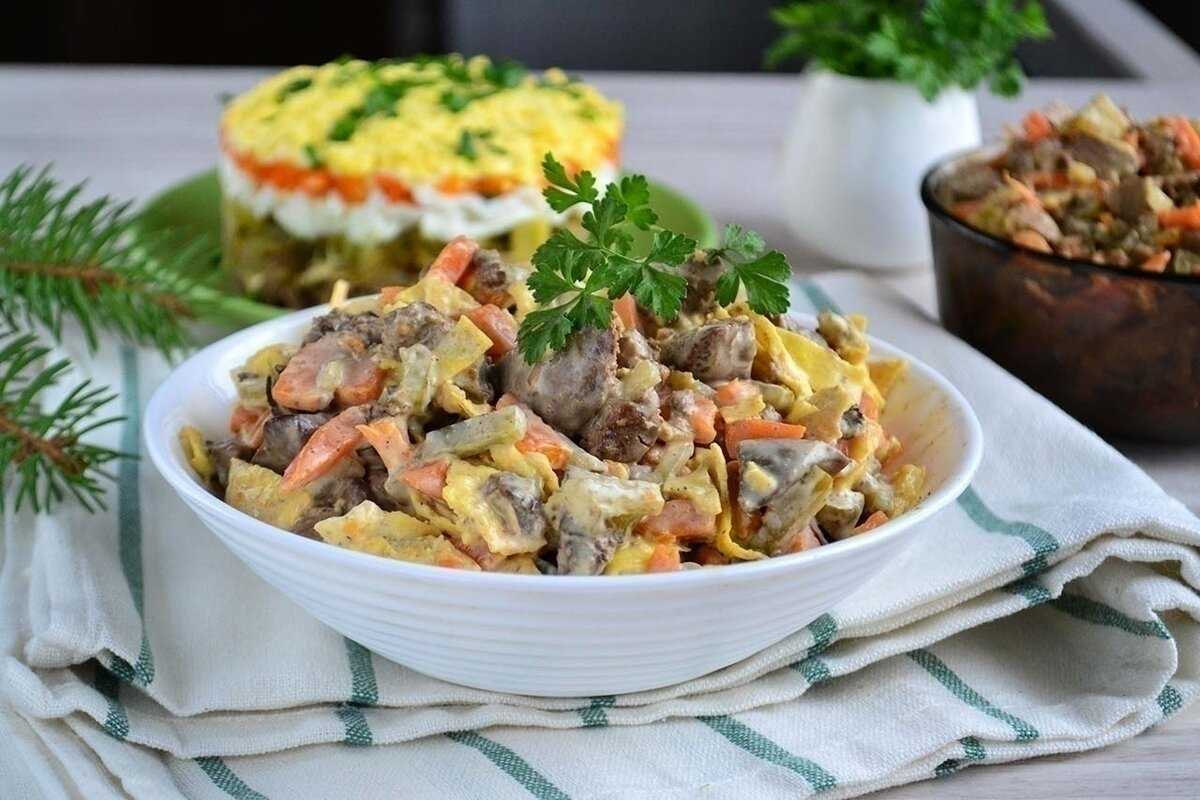 Салат с куриной печенью и солеными огурцами: рецепт с фото