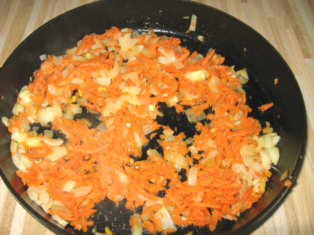 Тушеная рыба с морковью и луком