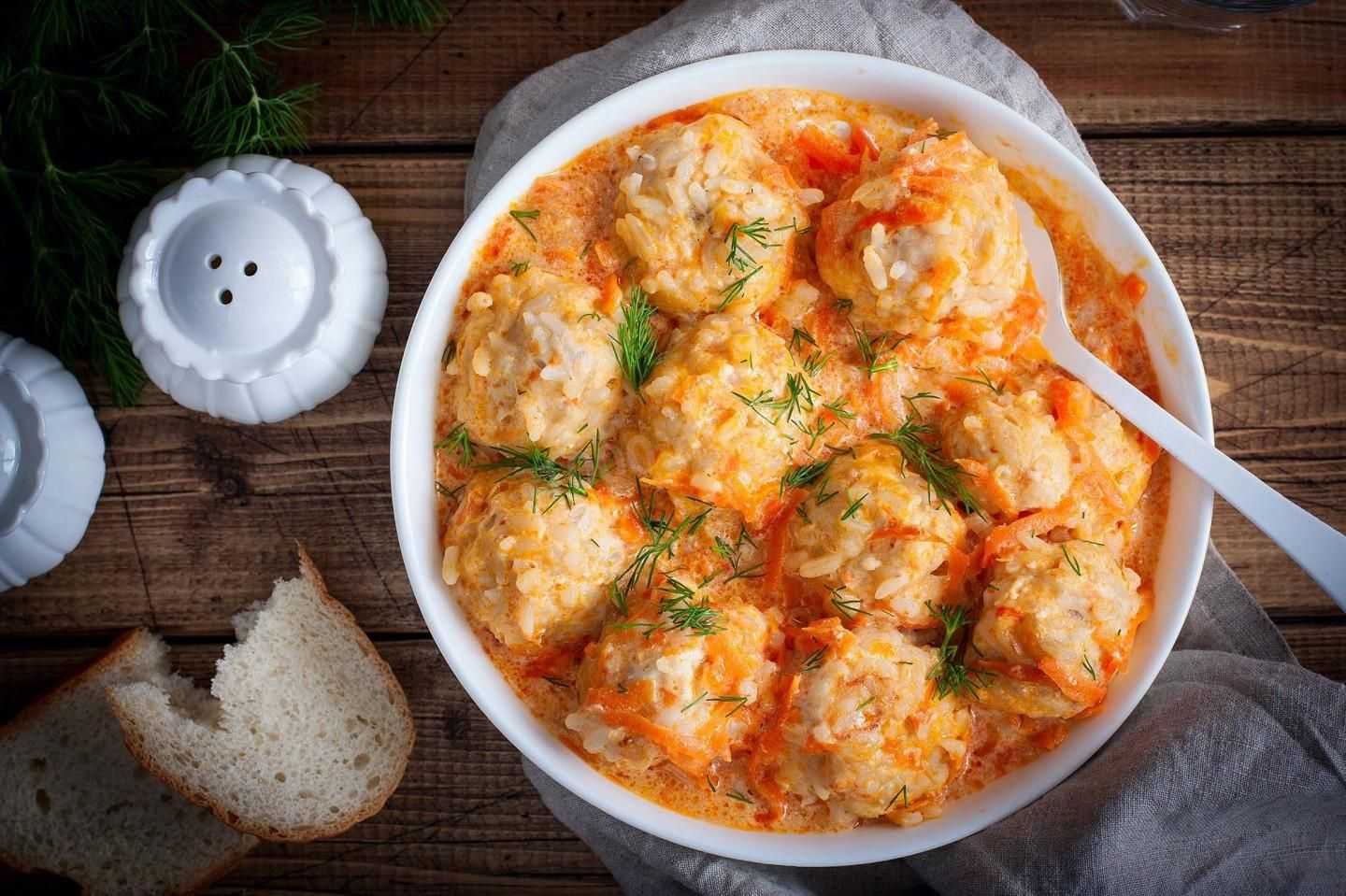 Ёжики из фарша с рисом и подливкой