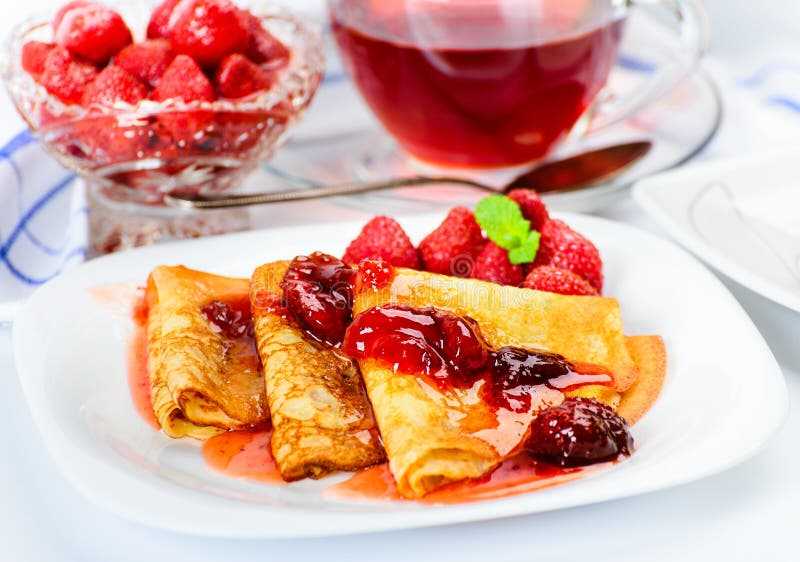Блинчики на молоке и малиновом варенье как у мамы — очень вкусно по-домашнему