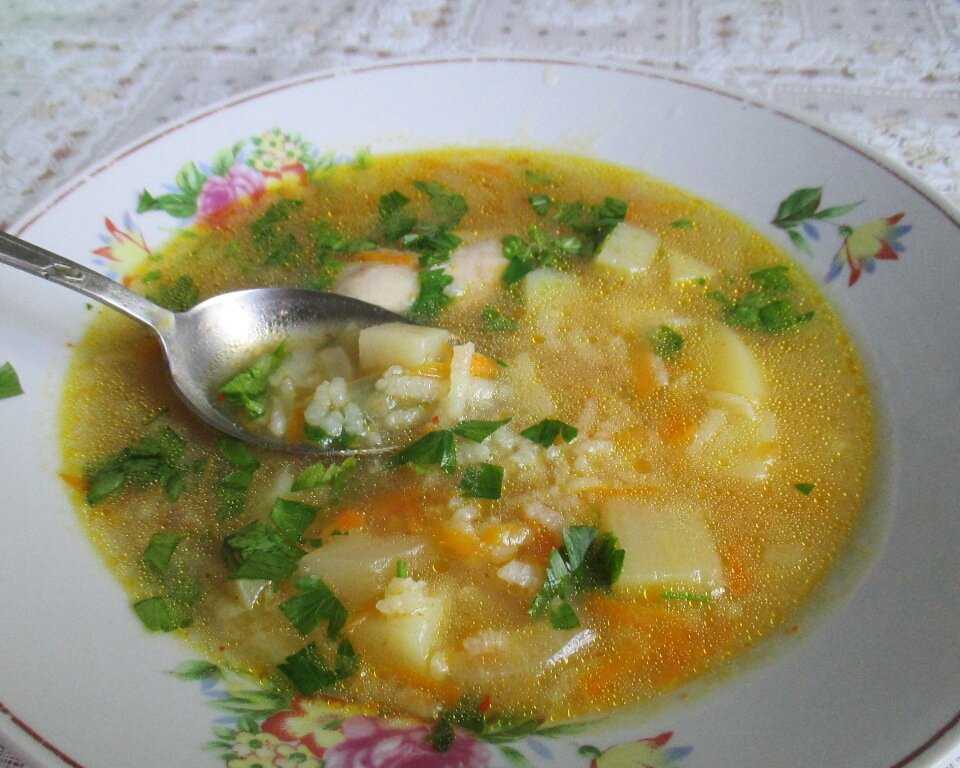 Вкусный куриный суп с рисом и картошкой