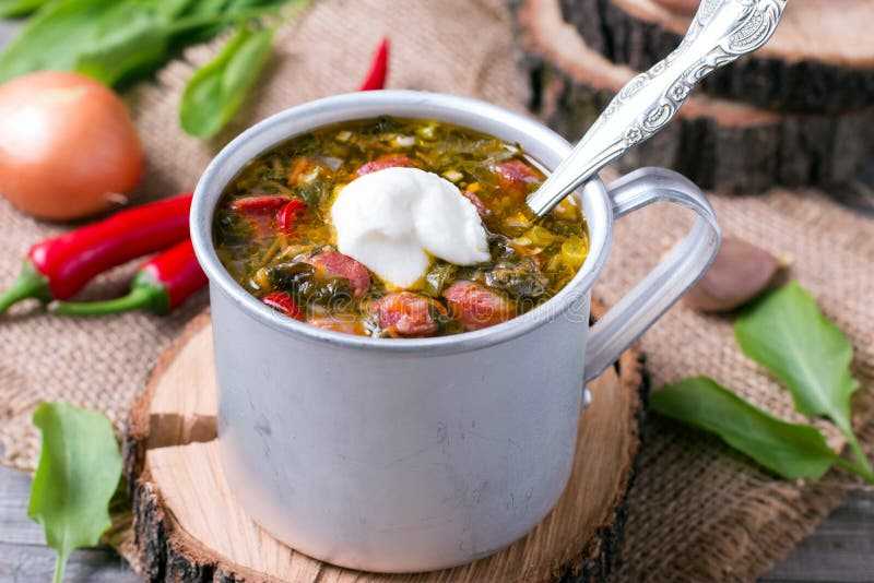 Суп из щавеля с колбасой, овощами и вареными яйцами с использованием: вода,сардельки,колбаски охотничьи,картофель Суп из щавеля можно приготовить на колбасе Она придаст ему вкус копчености и сэкономит ваше время на варке мясного или куриного бульона