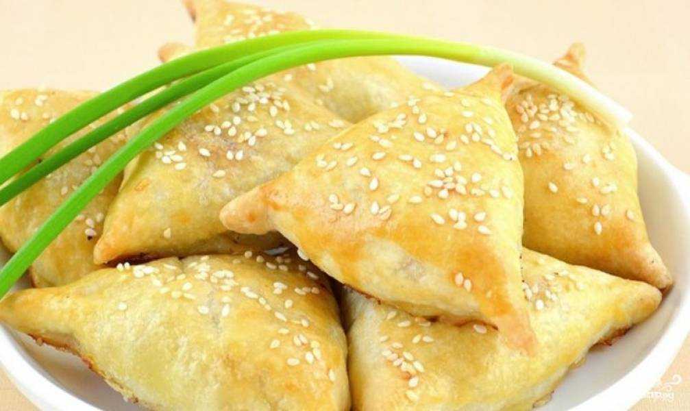 Самса из слоеного теста с курицей - пошаговый рецепт приготовления в духовке