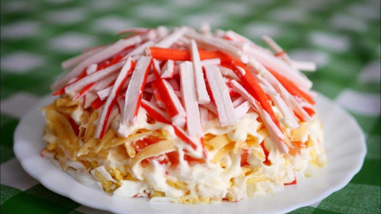 Салат с крабовыми палочками и помидорами: 8 способов приготовить