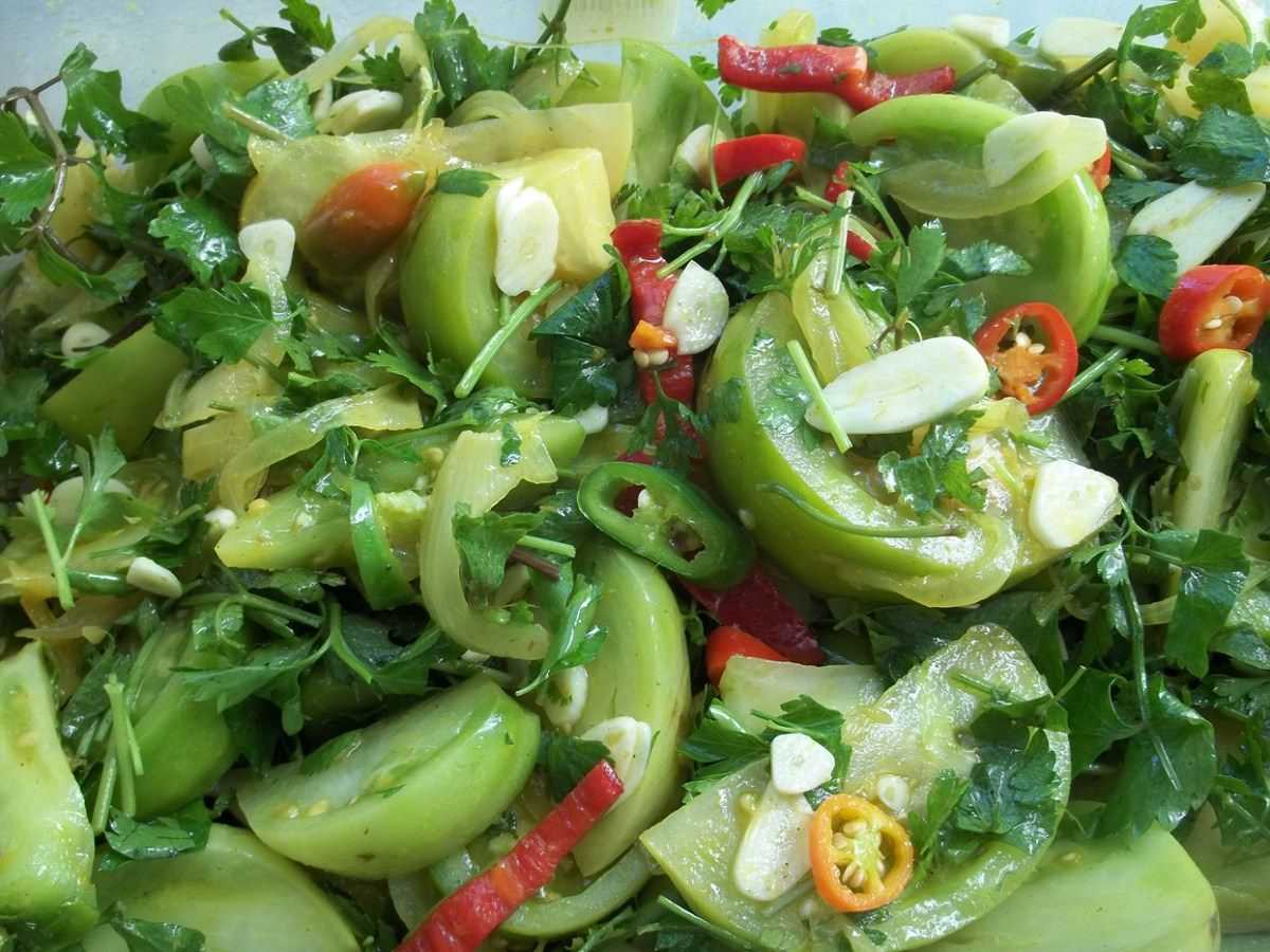 Вкусный салат из розовых помидоров с зеленью с использованием: помидоры,лук зеленый,укроп свежий,петрушка свежая Я очень люблю различные овощные салаты Они вкусные и полезные