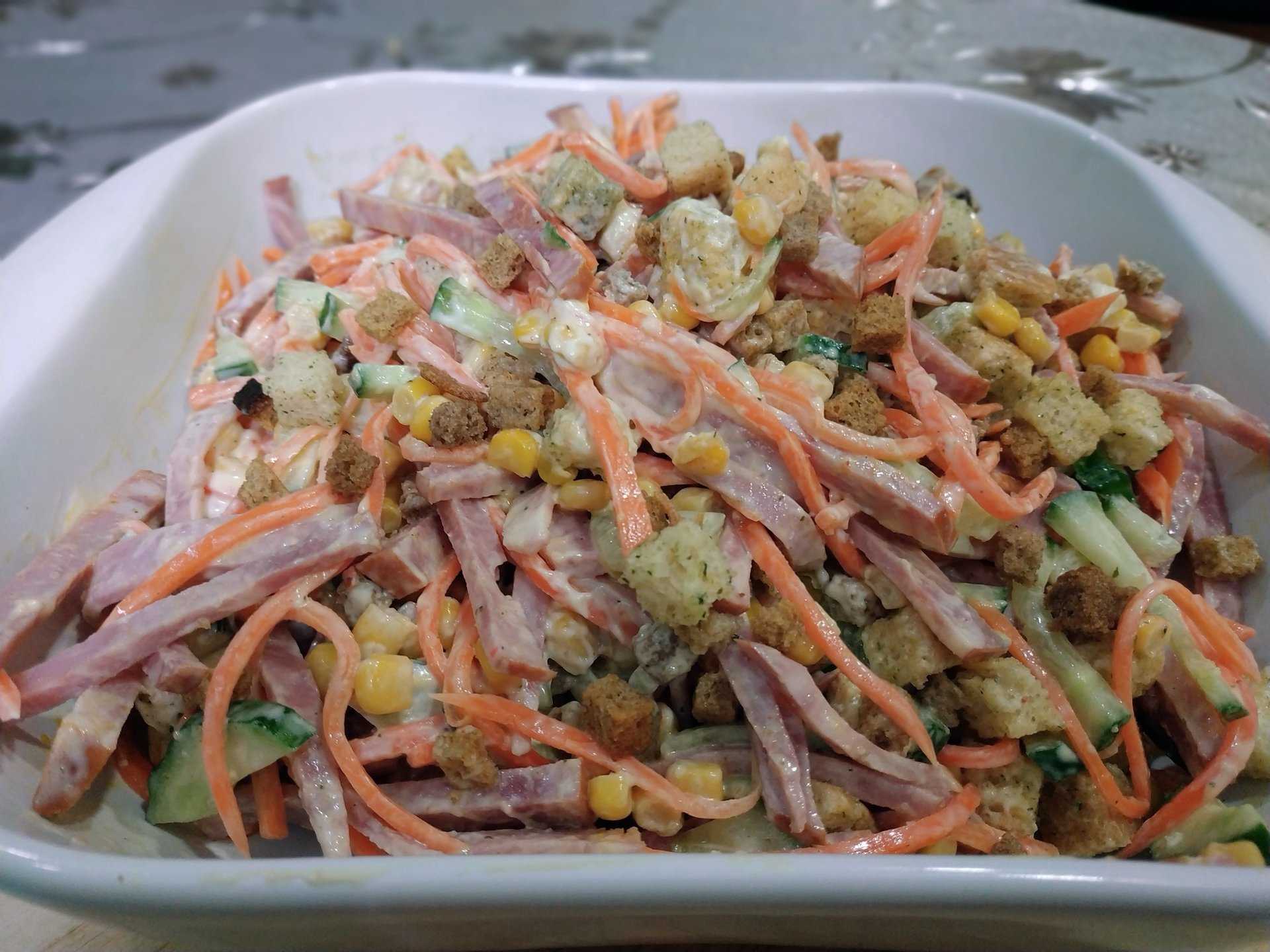 Салат с копченой колбасой и кукурузой – отличная закуска на столе: рецепт с фото и видео