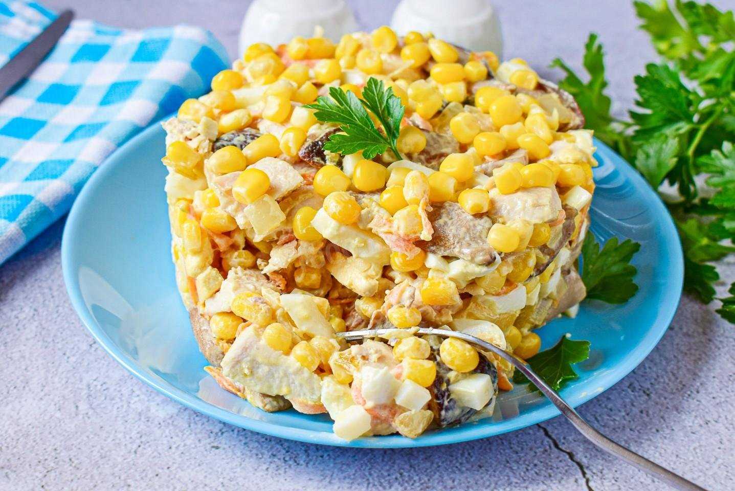 Простые салаты с консервированной кукурузой: 10 вкусных рецептов на скорую руку