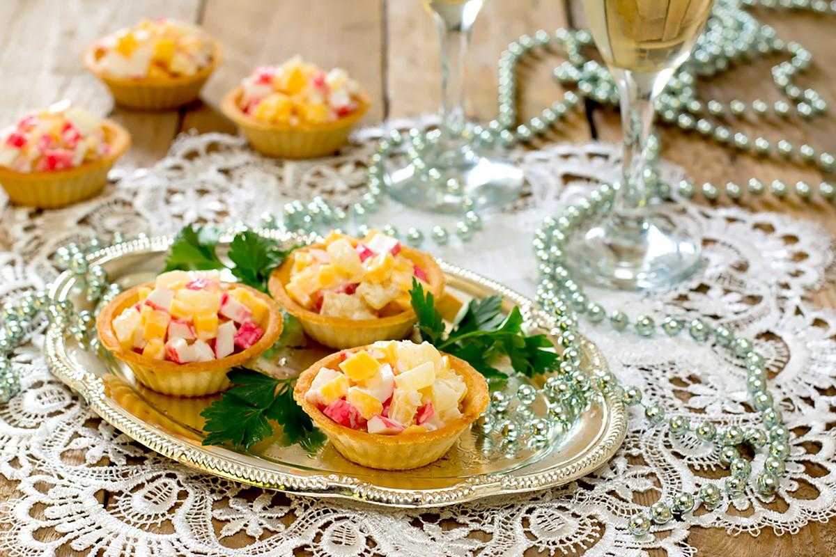 Пикантный салат в апельсиновых корзиночках - кулинарный рецепт. миллион меню