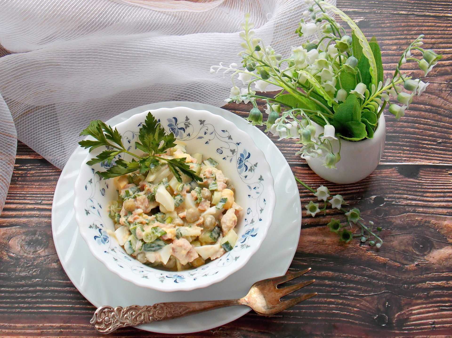 Нежный салат с зеленым горошком и картошкой