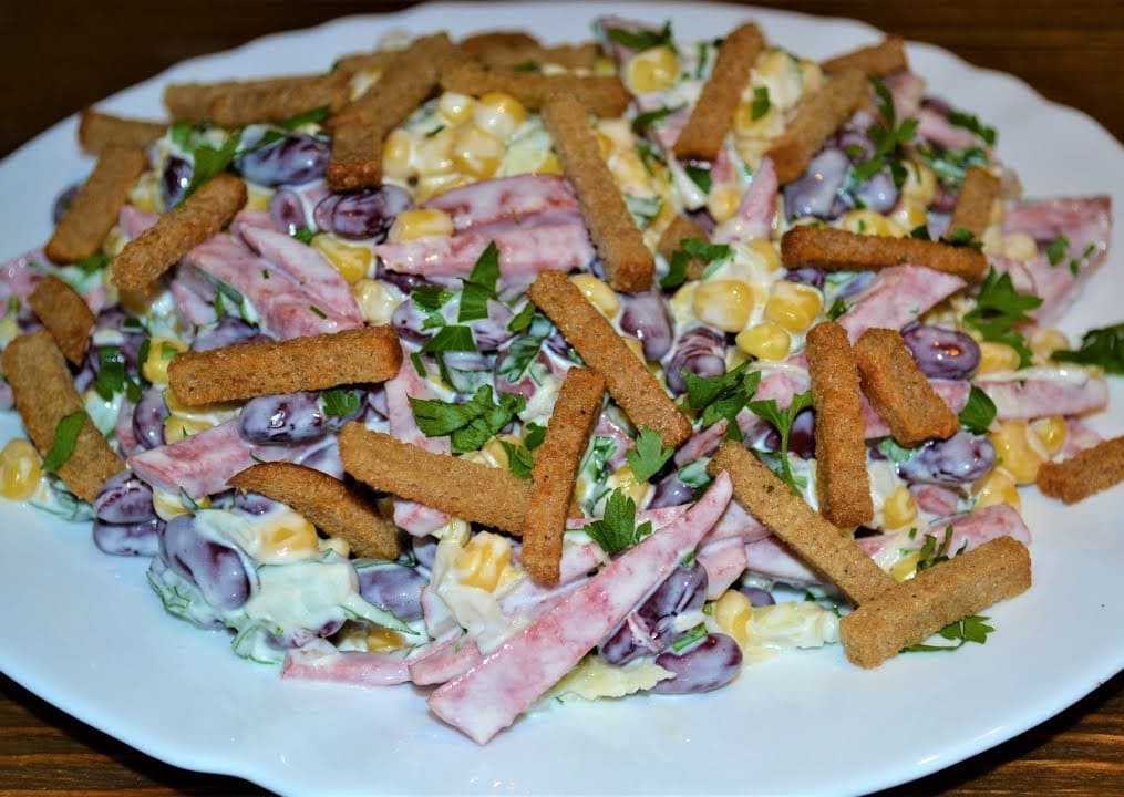 Салат с копчёной колбасой — 8 простых и вкусных рецептов с пошаговыми фото