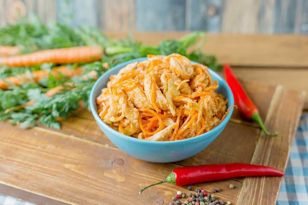 Два рецепта яркого салата с курицей, морковкой по-корейски и свежим огурчиком