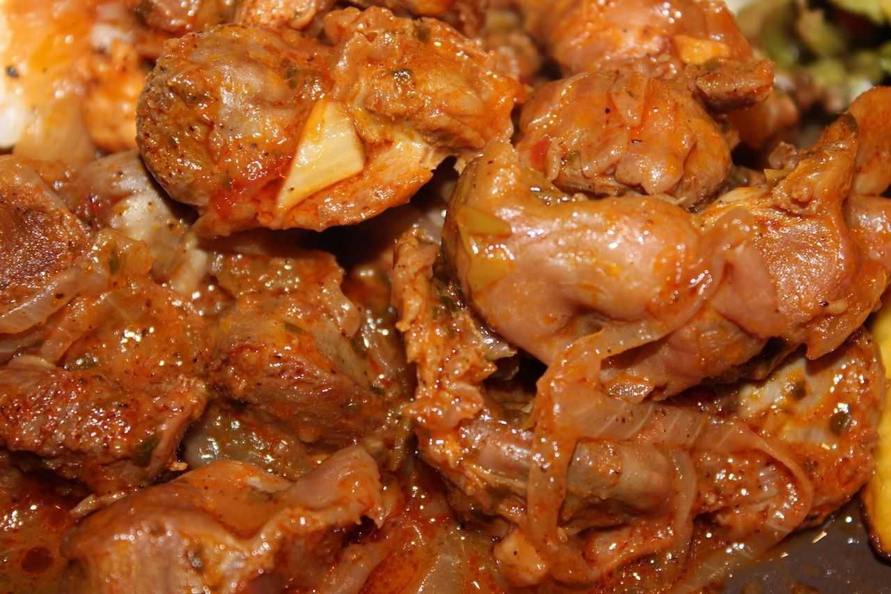 Куриные желудки, тушеные с луком и морковью в томате с использованием: желудочки куриные,лук репчатый,морковь,специи Здравствуйте Попробуйте мой рецепт тушеных куриных желудков в томатной пасте с морковью и луком Отлично подходит на обед или сытый ужин