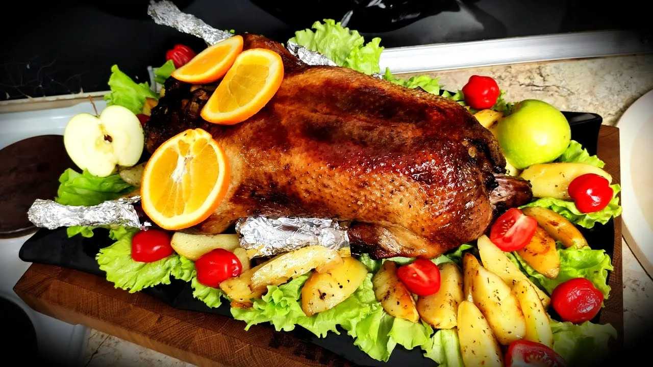 Как приготовить гуся целиком в духовке, рецепт с хрустящей корочкой
