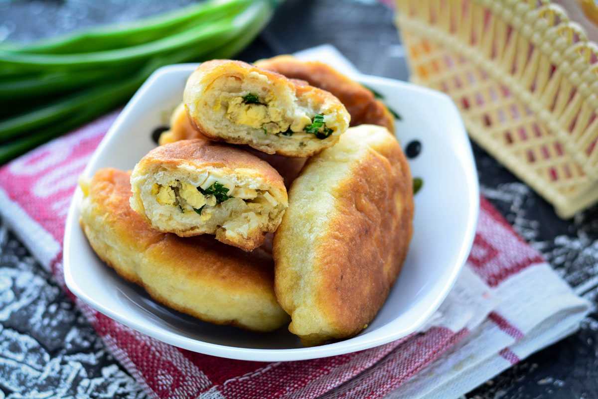 Дрожжевые пирожки открытые с творогом и изюмом, в духовке. рецепт пошаговый с фото
