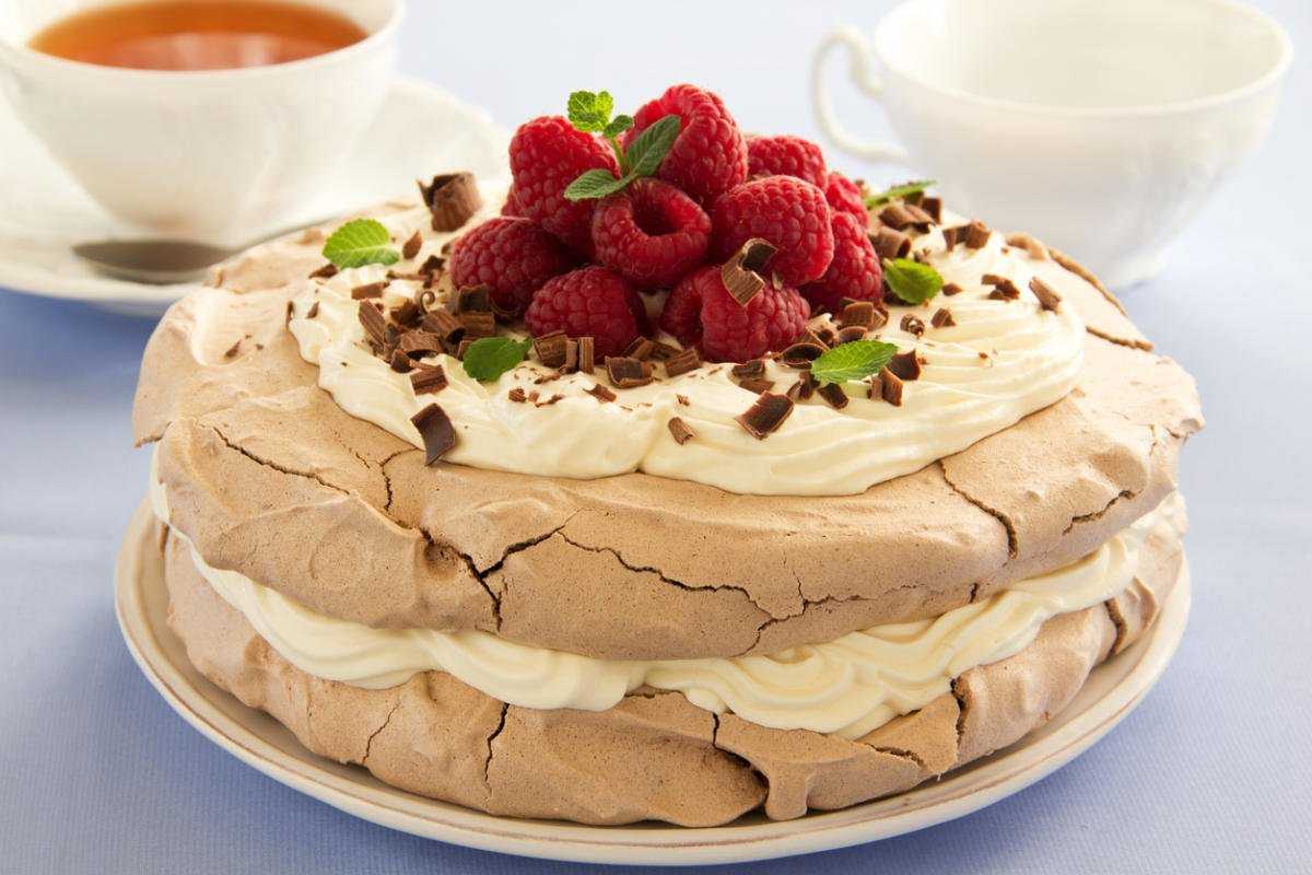 Торт с безе и бисквитом. вкусные, полезные и простые рецепты.