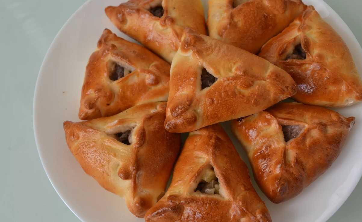 Эчпочмак по-татарски из дрожжевого теста с мясом и картошкой