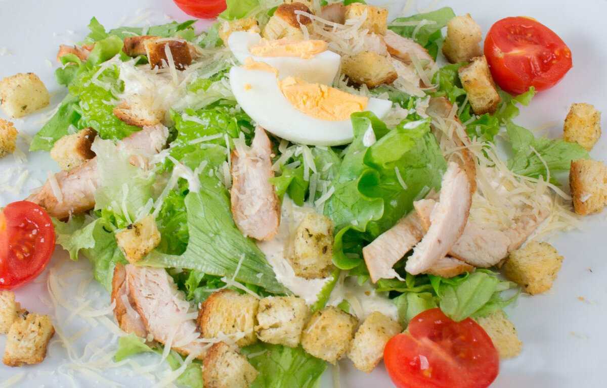 Салат цезарь с курицей и сухариками в домашних условиях: 5 пошаговых рецептов вкусного салата