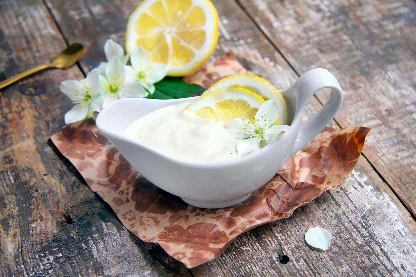 Куриная грудка в горчично-сметанном соусе. куриные грудки под горчично - сметанным соусом.