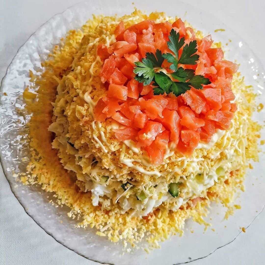 Слоеный салат из семги с картофелем и сыром - пальчики оближешь