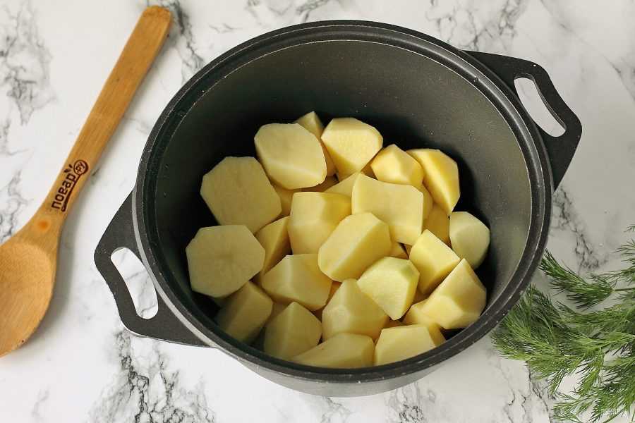 Картошка с копчеными ребрышками в духовке