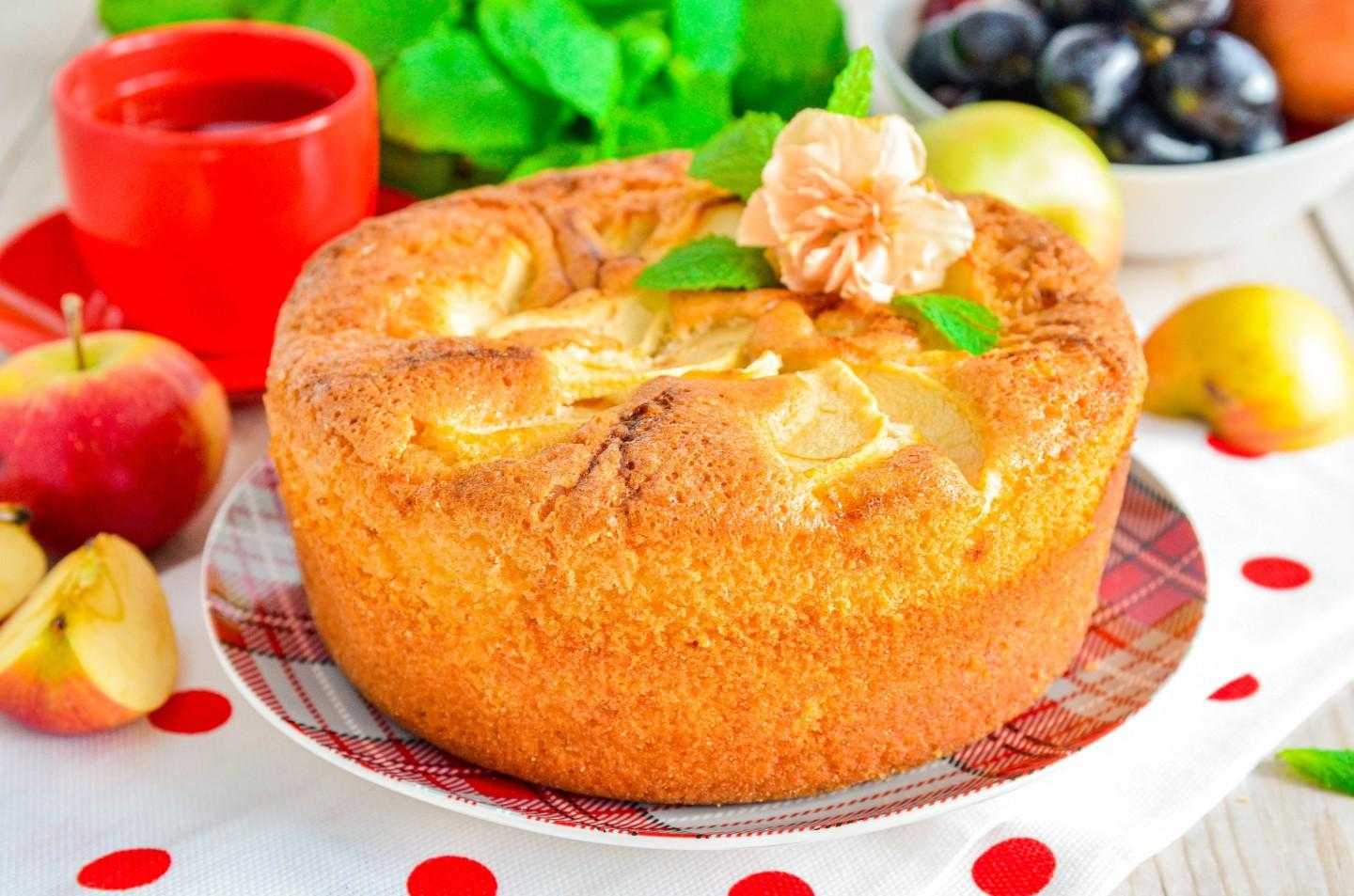 Шарлотка с яблоками классическая