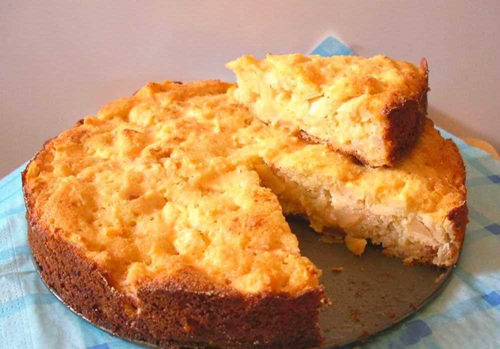 Пирог с яблоками и манкой - 15 рецептов без муки, с медом, изюмом и апельсинами