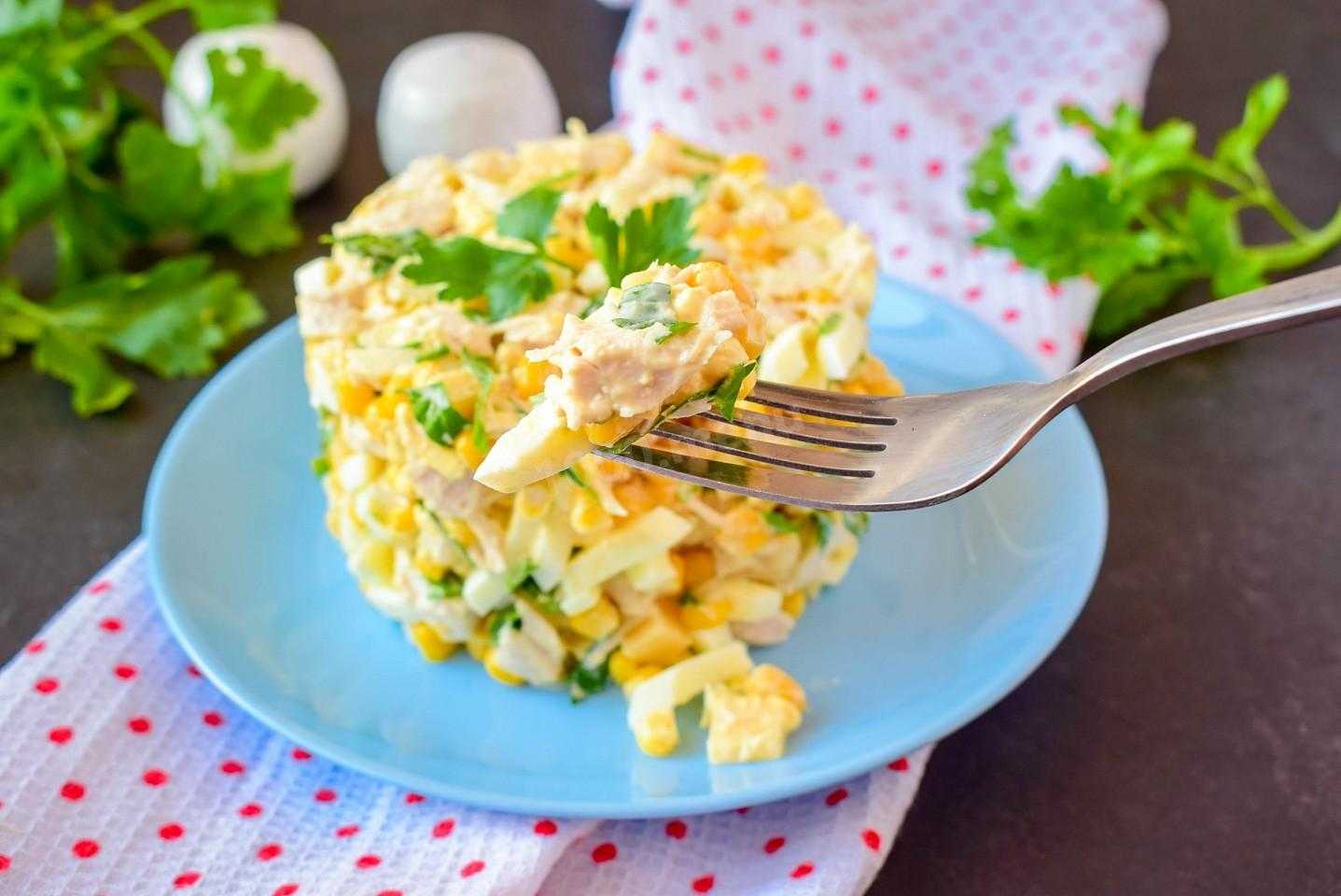 Салат с курицей и яичными блинчиками