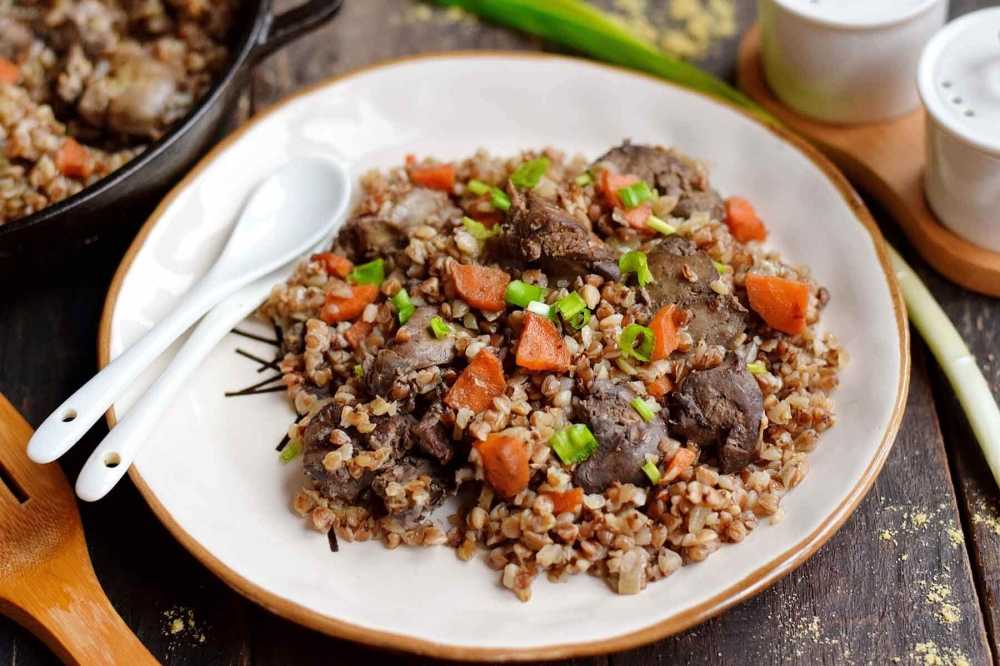 Пшенная каша с куриной печенью с использованием: пшено,печень куриная,лук репчатый,масло растительное Пшенная каша с куриной печенью – это очень сытное и ароматное блюдо С печенью птицы хорошо сочетаются разные крупы