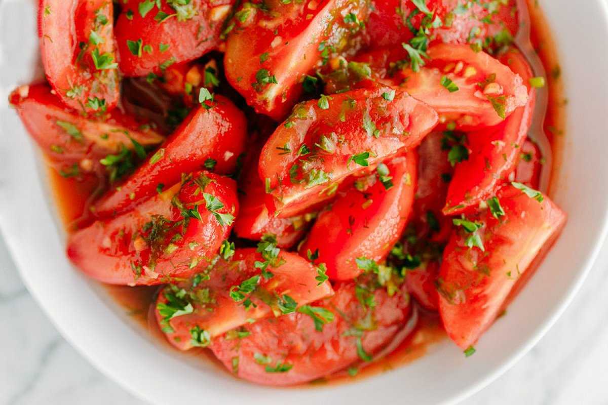 Салаты из помидоров на зиму «пальчики оближешь»: 12 простых и вкусных рецептов