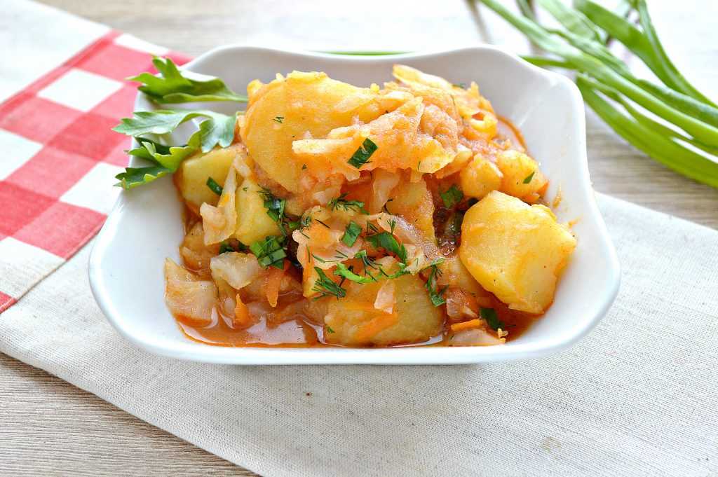 Картошка, тушёная с курицей и шампиньонами - 10 пошаговых фото в рецепте