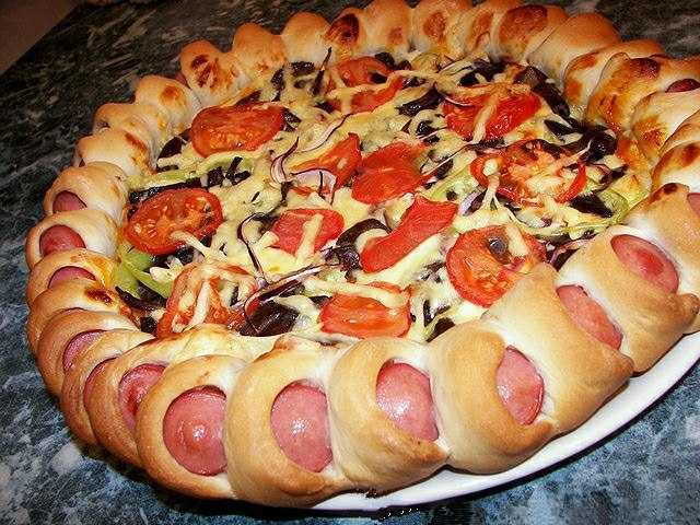 Пицца с колбасой