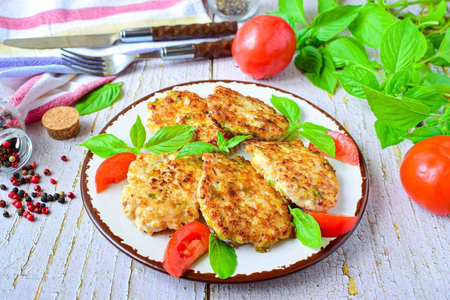 Куриные оладьи: 7 интересных рецептов с манкой, сыром, овощами, майонезом