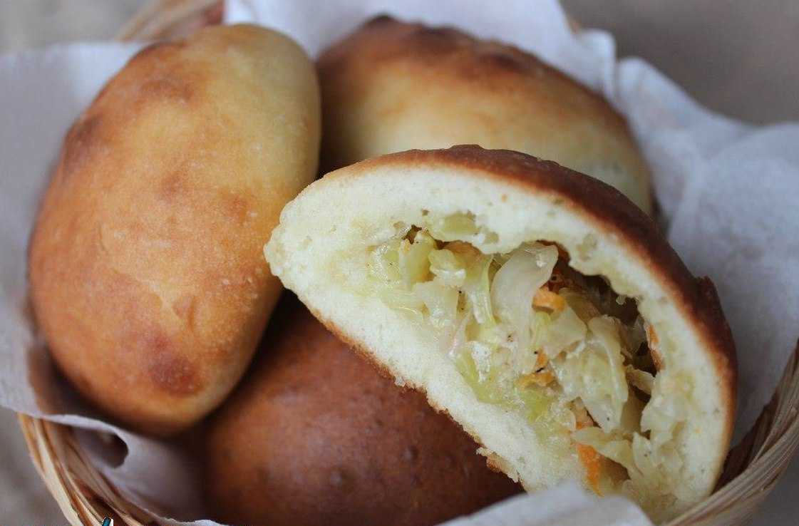 Пирожки с капустой жареные на сковороде и запеченные в духовке, рецепты с фото