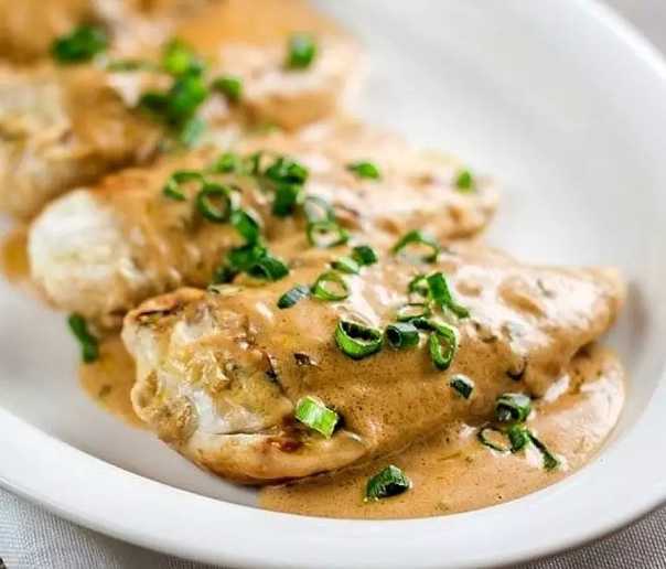 Курица, тушенная в сметане - 10 рецептов: вкусно и просто
