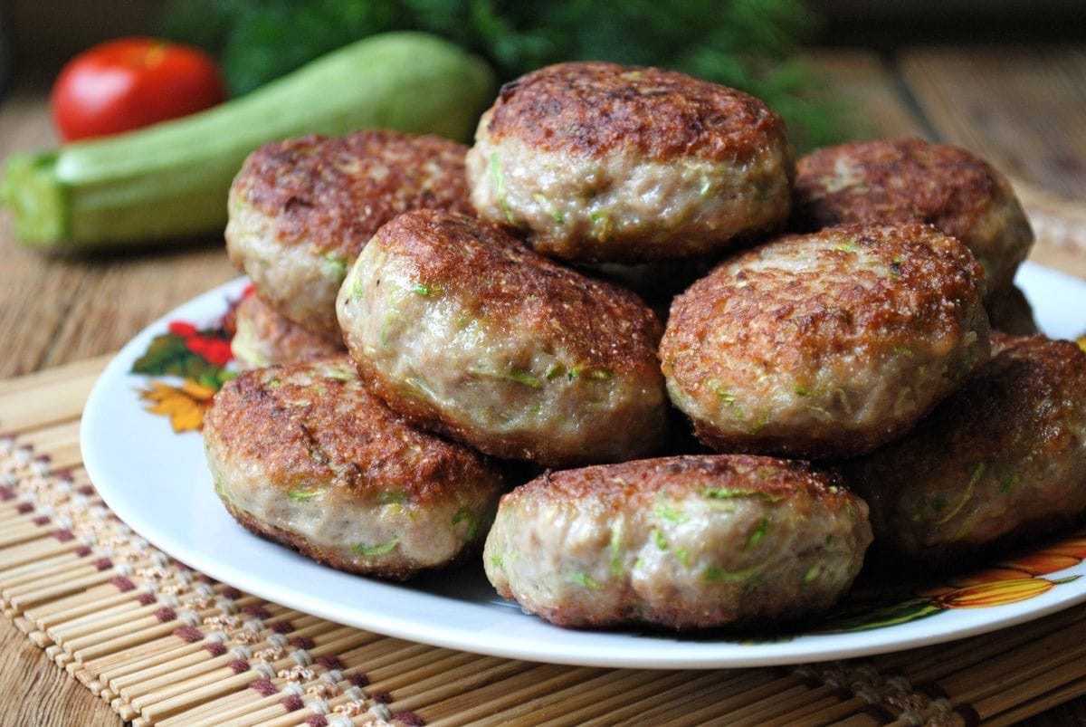 Биточки из фарша с подливкой - рецепт с фото, в духовке, по-селянски