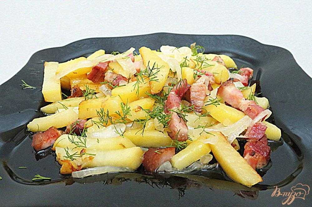 Картошка с беконом на сковороде  с использованием: картофель,бекон,масло подсолнечное,перец Жареную картошку ели во все времена Но если её дополнить жареным беконом, то картошка заиграет новыми вкусами