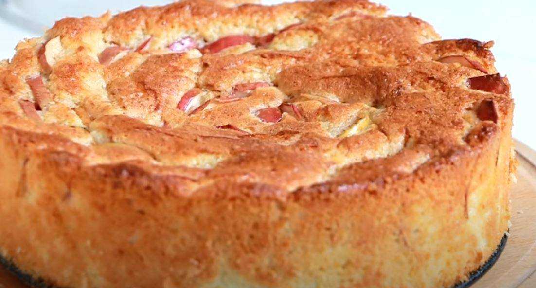 Шарлотка с яблоками в мультиварке — 4 рецепта пышного пирога