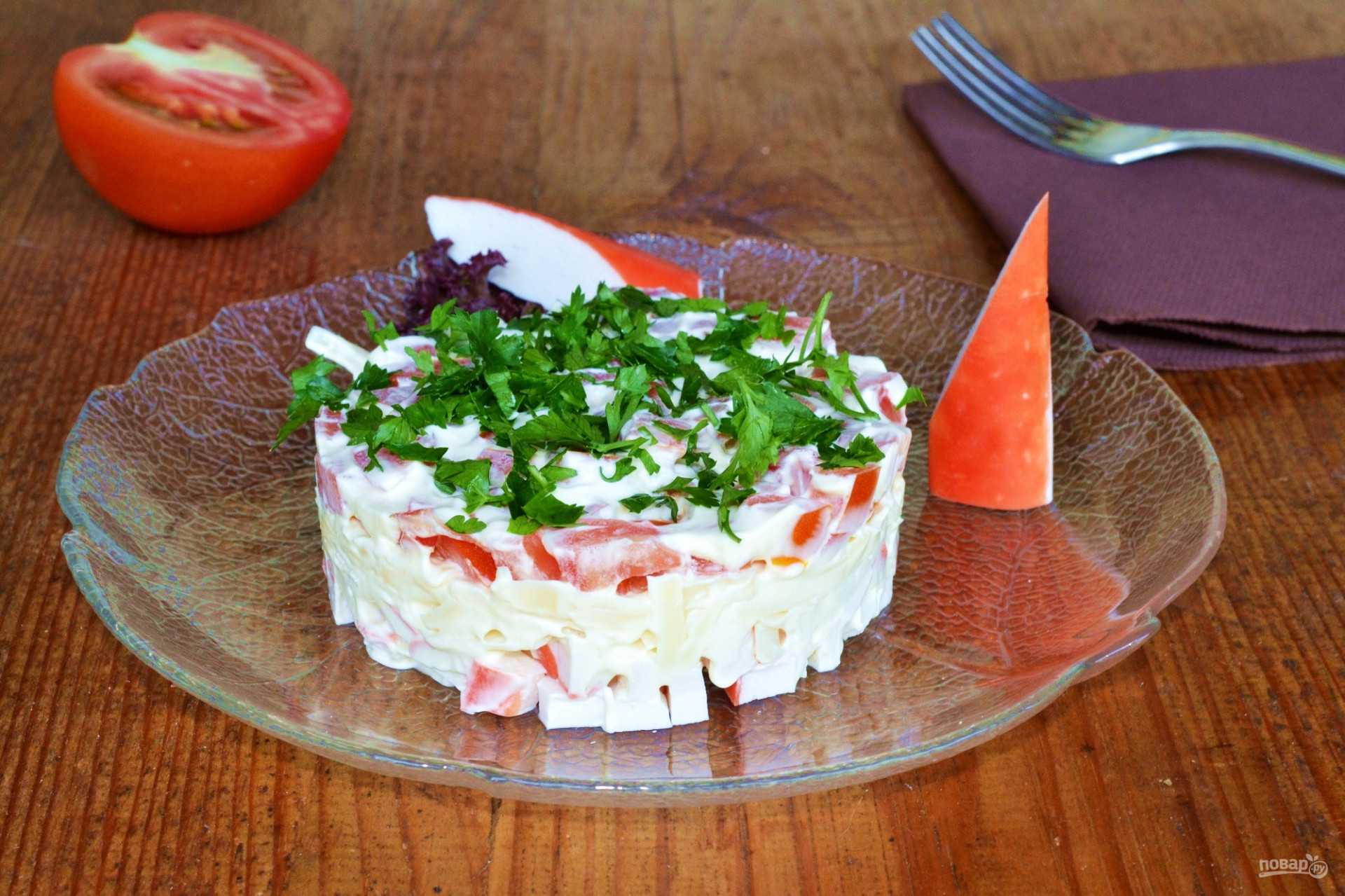Салат с колбасным сыром – 8 простых и вкусных рецептов