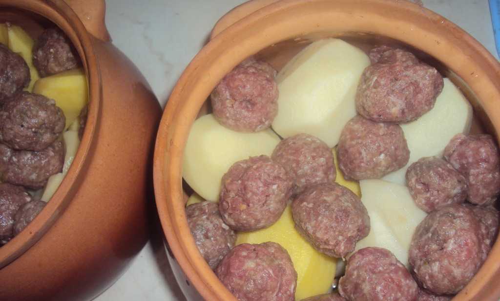 Картошка с фаршем тушеная в горшочке с использованием: картофель,фарш говяжий,морковь,лук репчатый Картошка с фаршем тушеная в горшочке- полезный и вкусный ужин К тому же без лишних хлопот