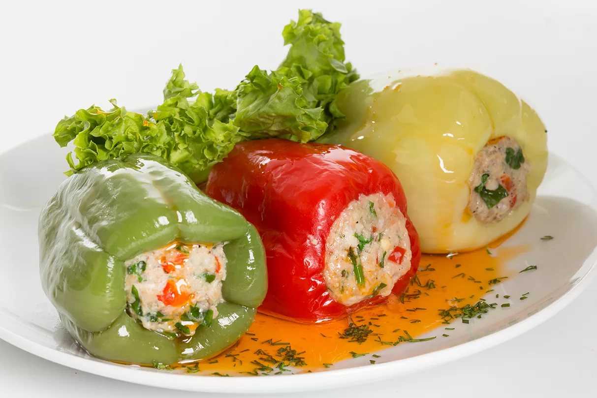 Перцы фаршированные мясом и рисом в кастрюле
