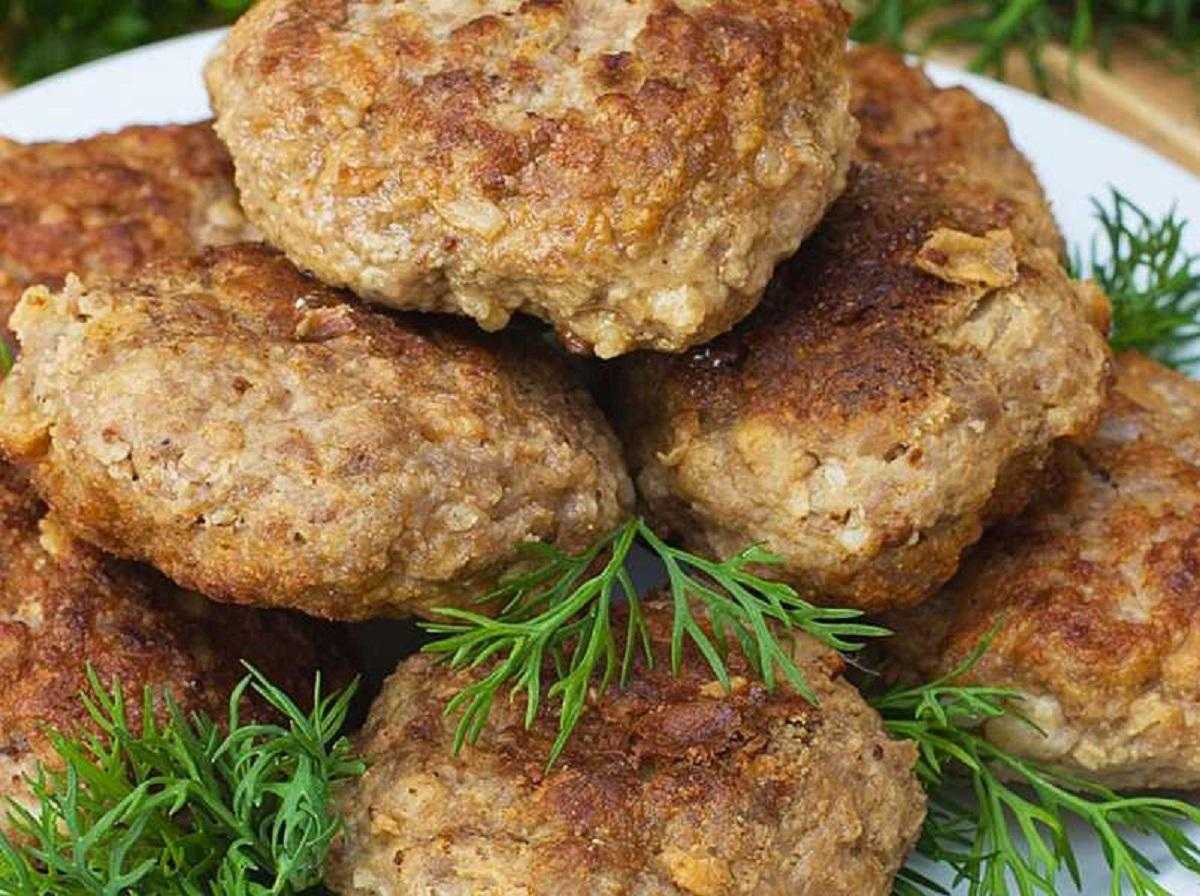 Как приготовить куриные котлеты в духовке?  6 рецептов сочных котлет на противне