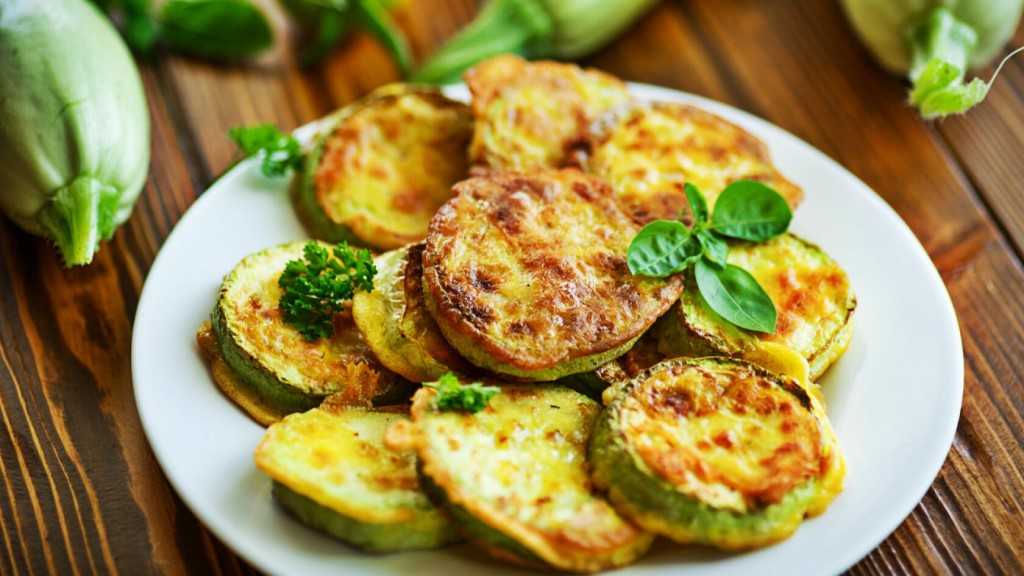 Жареные кабачки с чесноком – 8 простых рецептов вкусной закуски на сковороде
