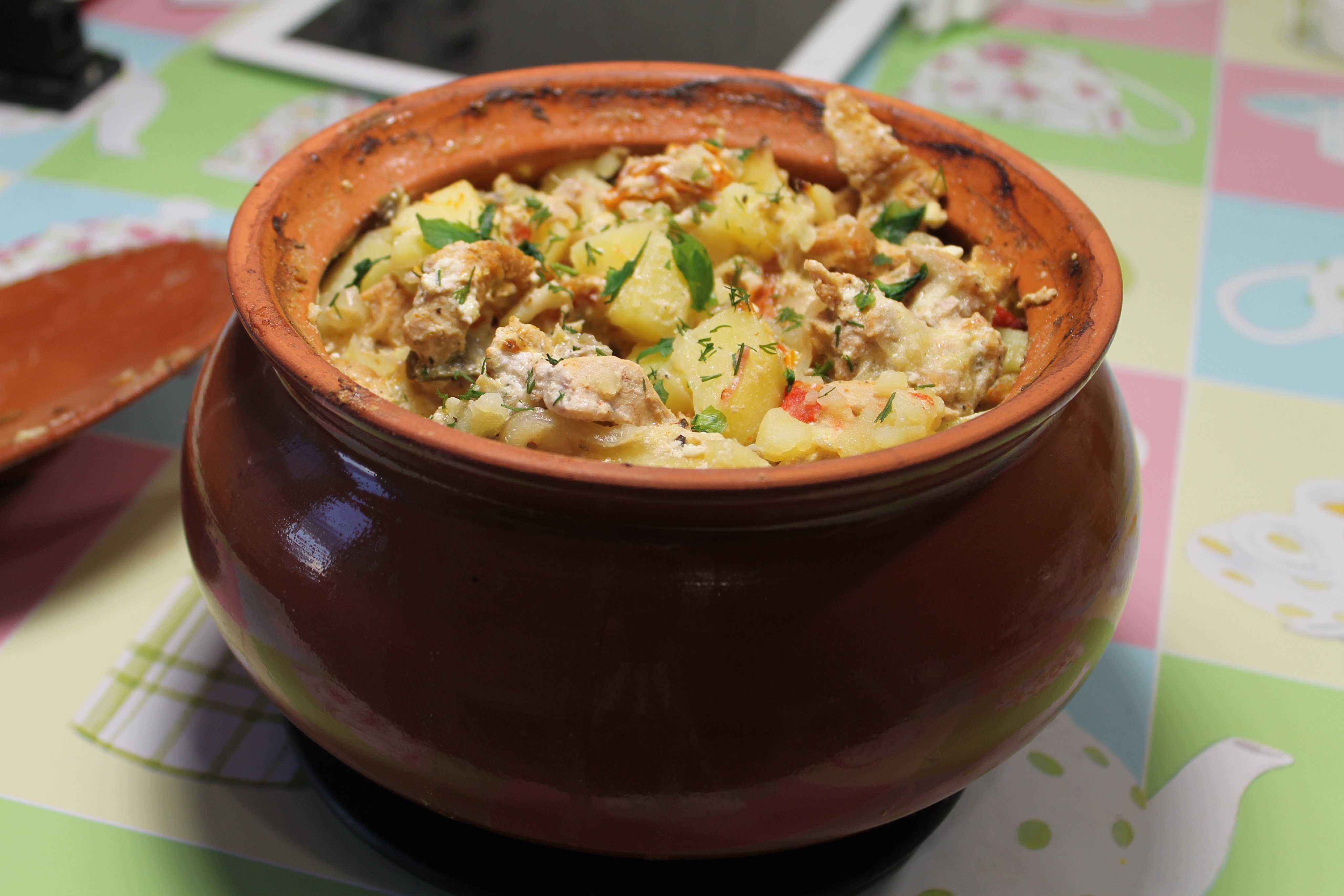 Курица с картошкой в духовке — 8 самых вкусных рецептов
