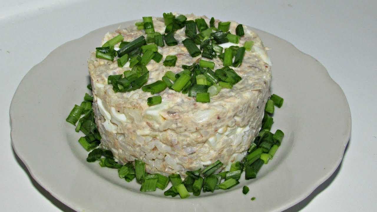 Салат с рисом и консервированной рыбой, яйцами, огурцом, кукурузой
