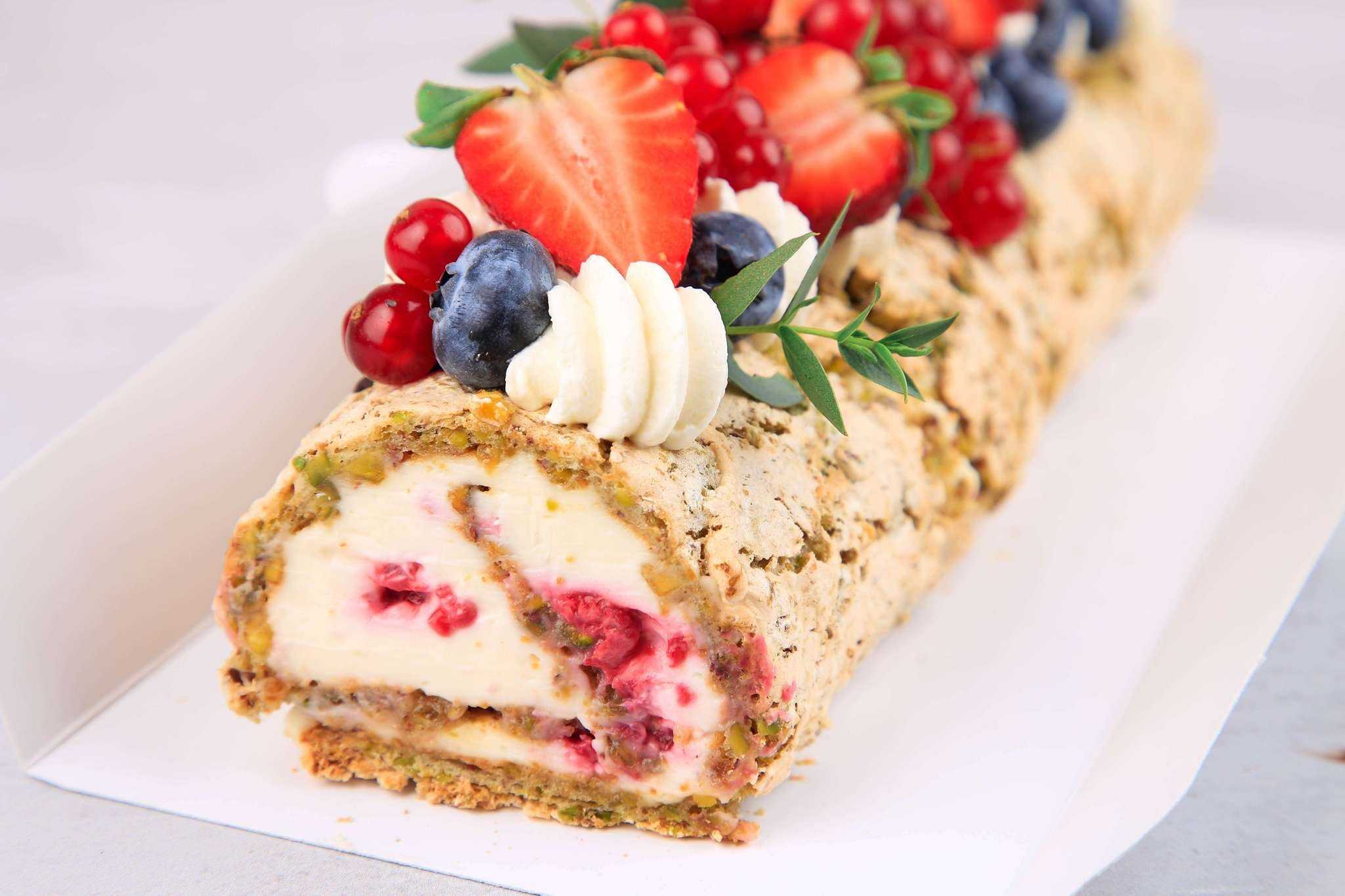 Меренговый рулет – 6 очень вкусных рецептов приготовления