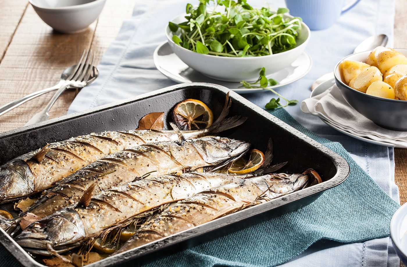 Салат из консервированной скумбрии – 9 очень вкусных рецептов