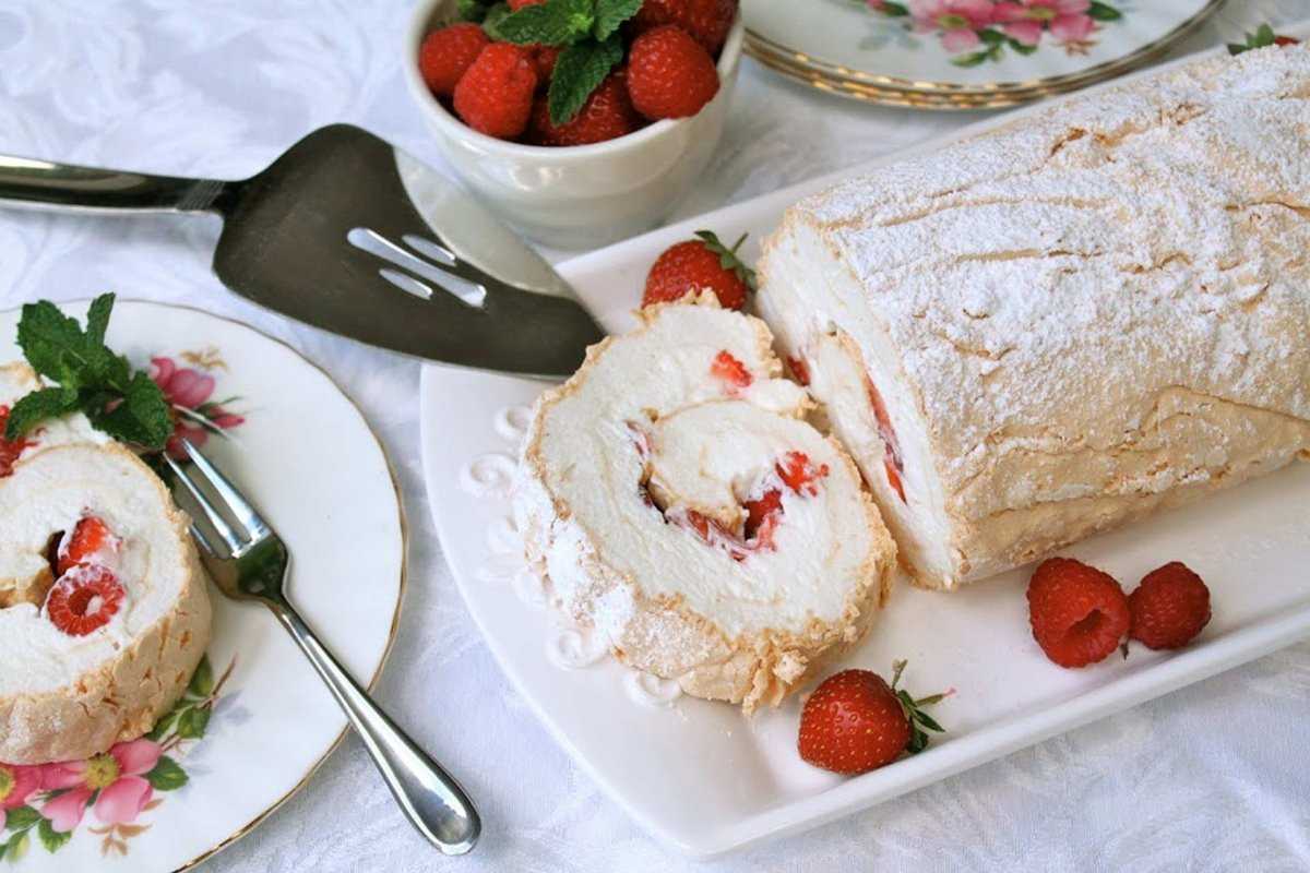 Меренговый рулет с малиной и фисташками